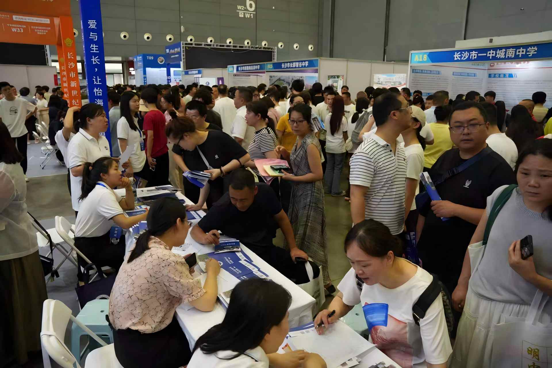 考生家长一对一咨询各校专家。单位供图