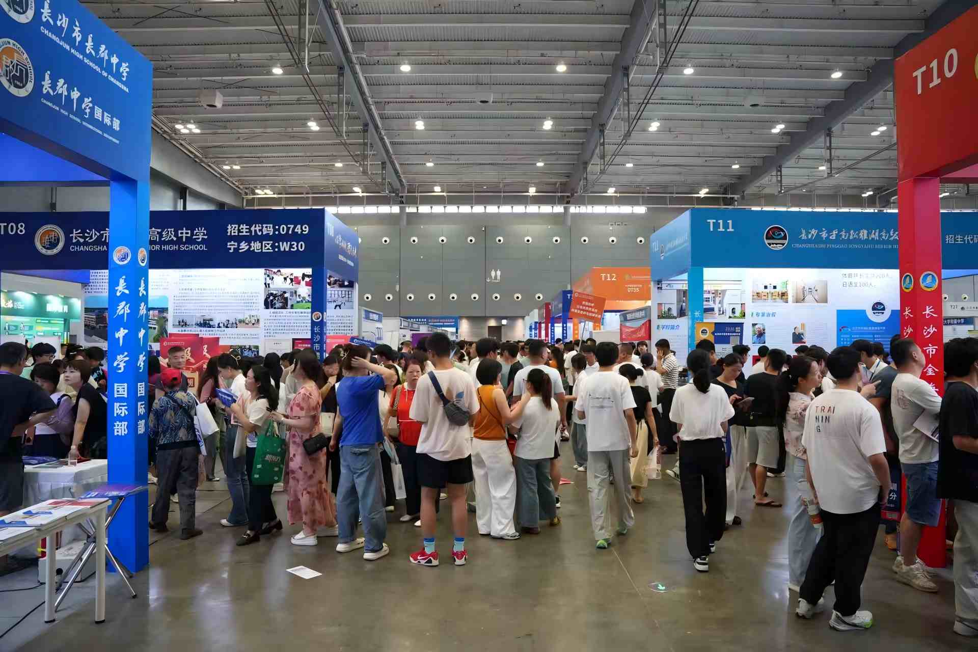 咨询会现场人气火爆。单位供图