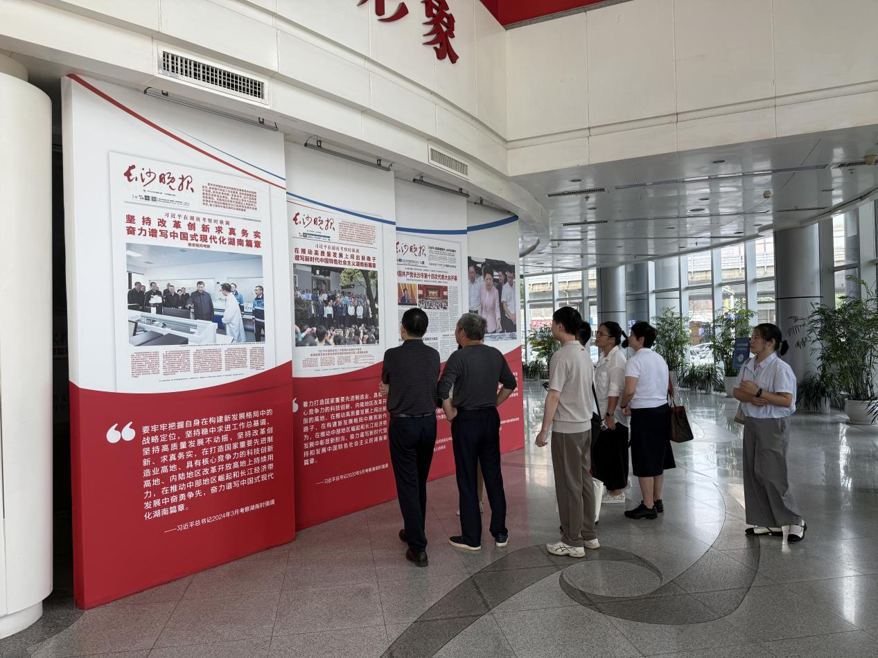 湖南师范大学新闻学专业教师团队了解《长沙晚报》七十年发展历史。单位供图
