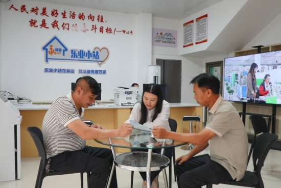 乐业小站工作人员推送岗位到村组，摸排劳动力意愿。何丹摄