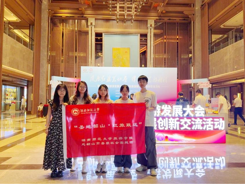 实践团成员参加交流活动。单位供图