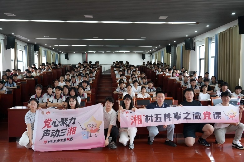 北塔中学集体合影。熊方杰摄