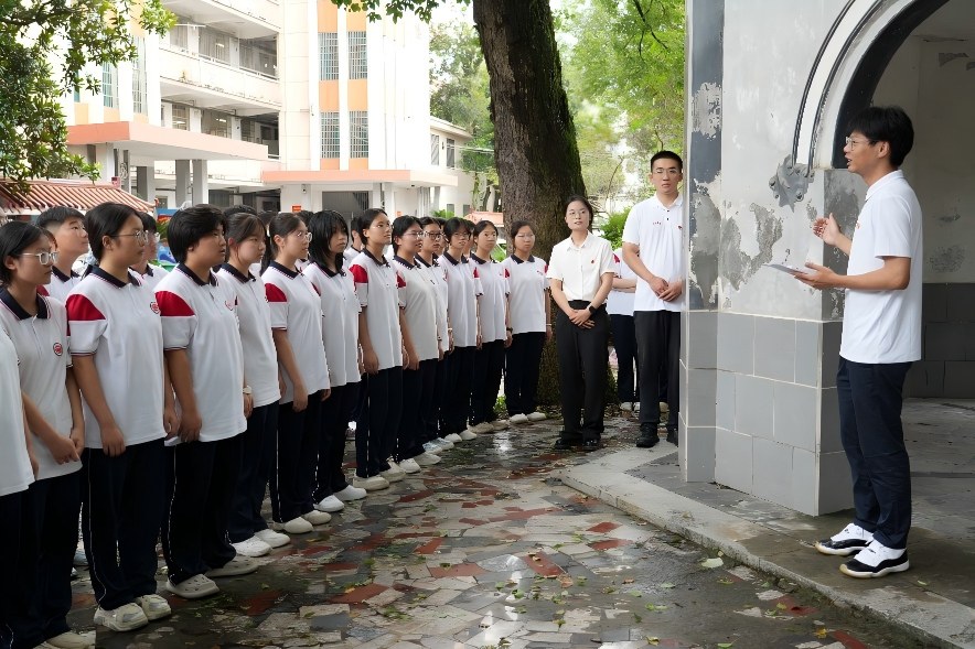 在六角亭开展实景党史学习。熊方杰摄