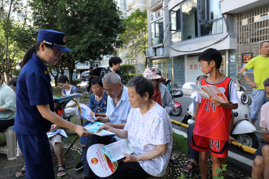 发放居家防火、电动自行车专项整治宣传资料（单位供图）