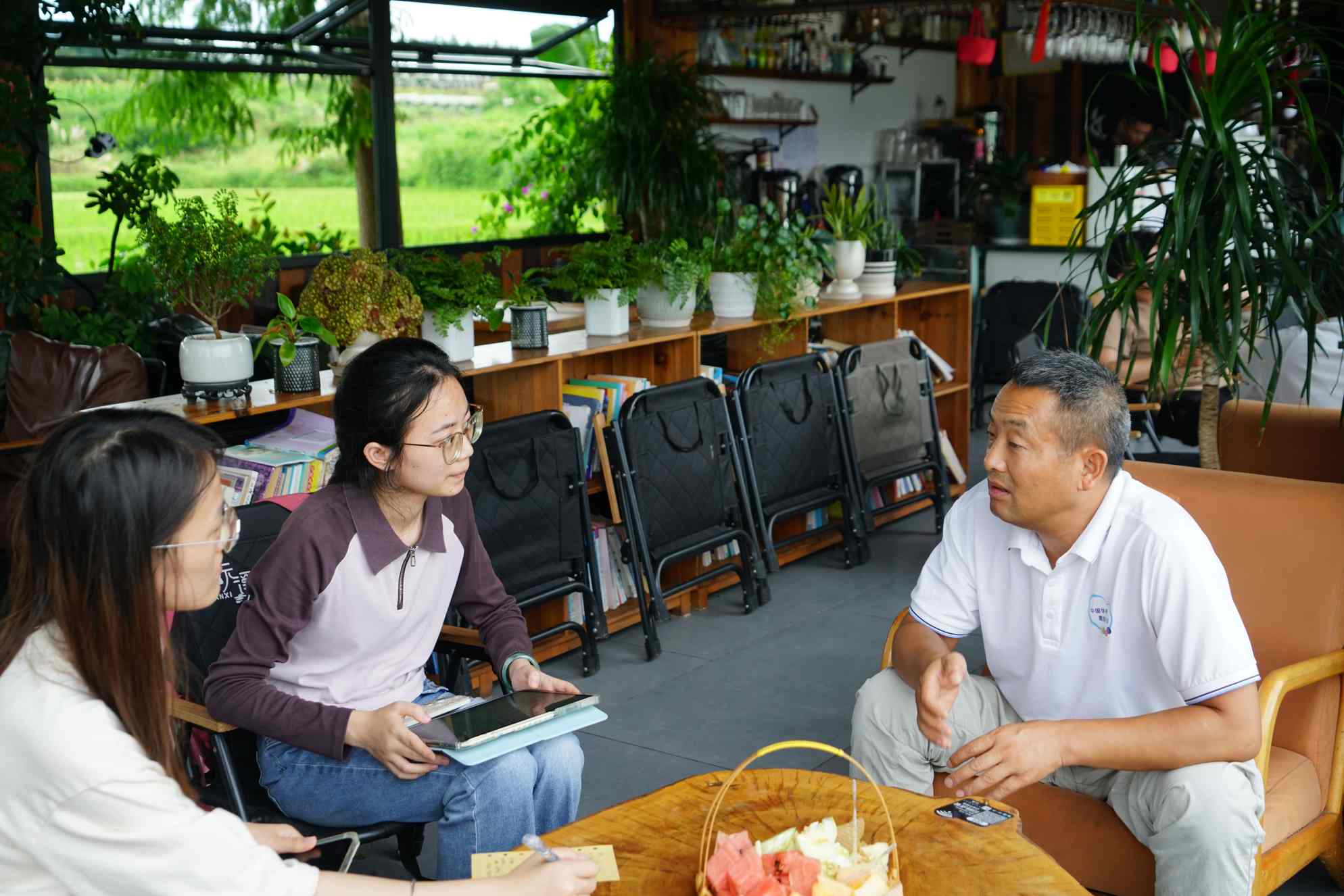 实践团成员与村支书张志交流。丁小轩摄