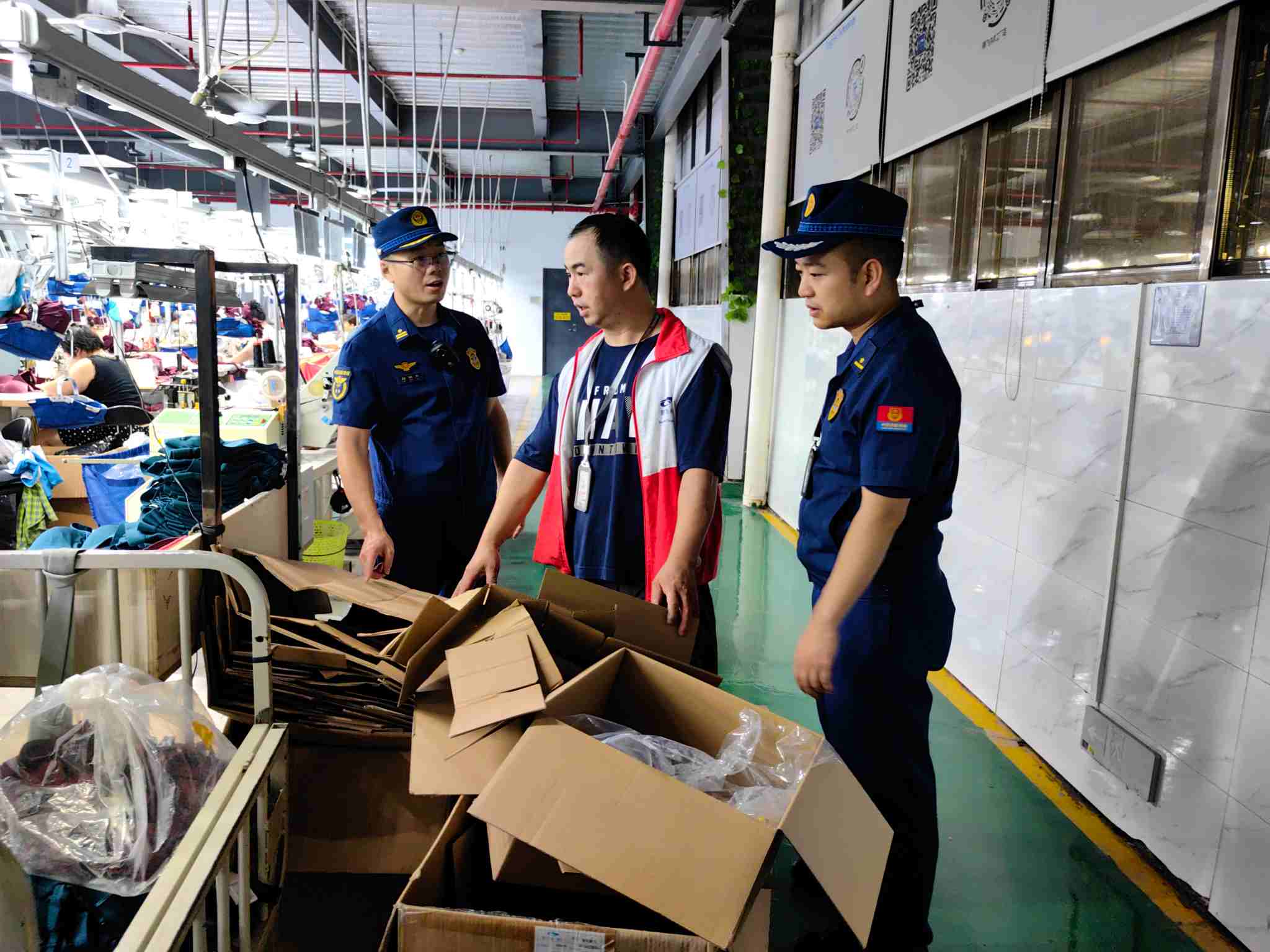 消防监督人员现场开展检查。单位供图