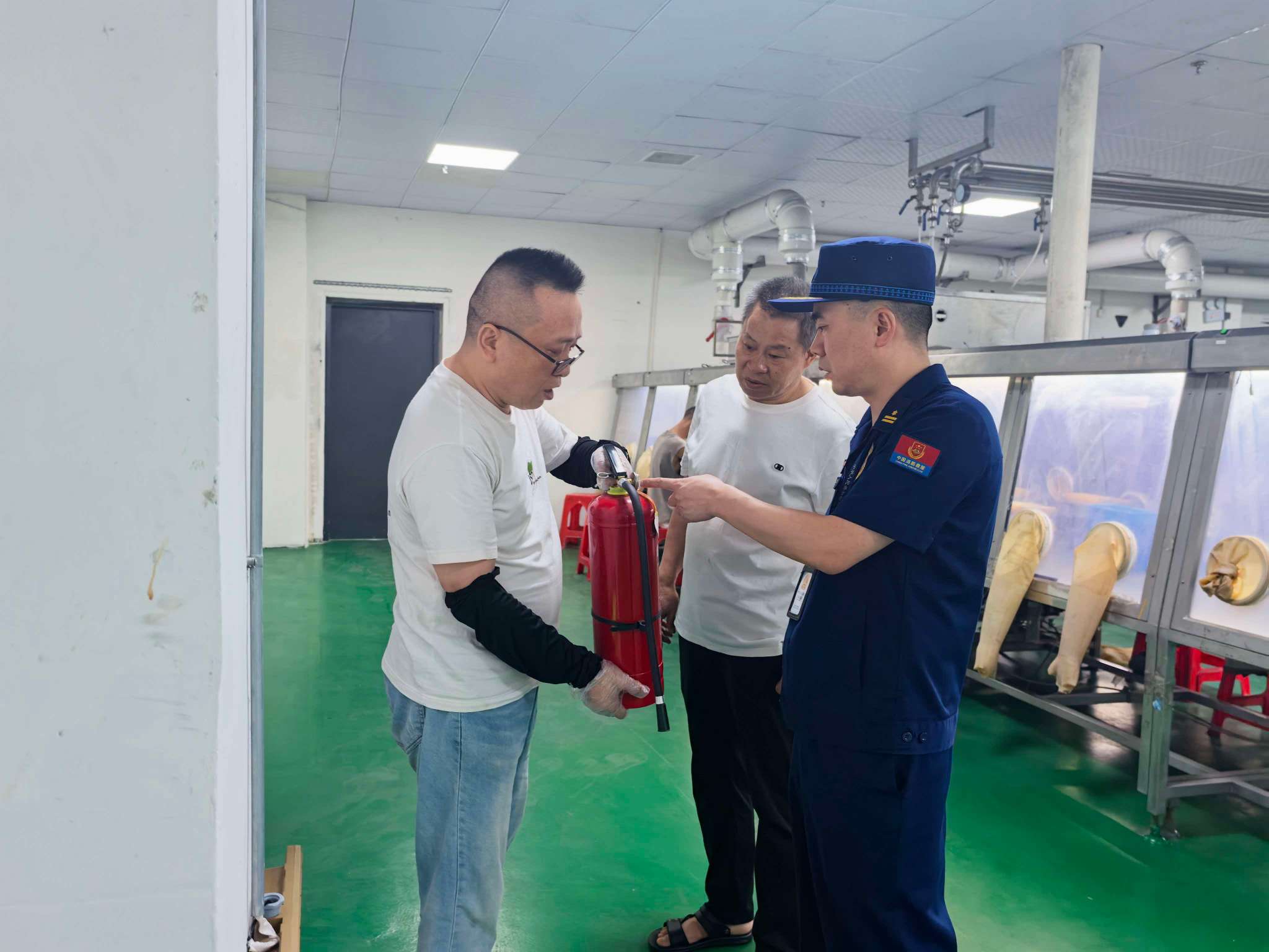 消防监督人员现场开展检查。单位供图