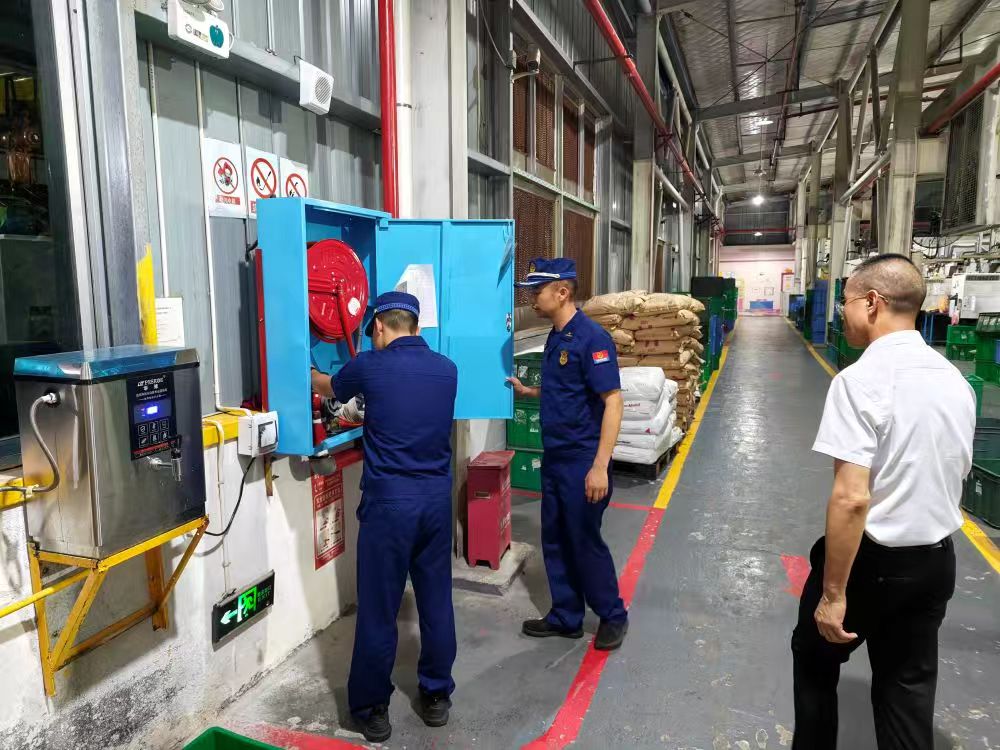现场测试消火栓出水压力、核验水带水枪配件完好性（单位供图）