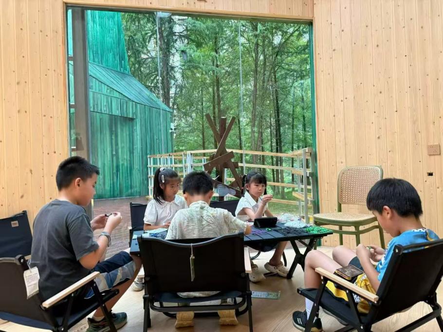 小朋友在“十号盒子”内体验拼装3D打印可动人偶。从正豪摄