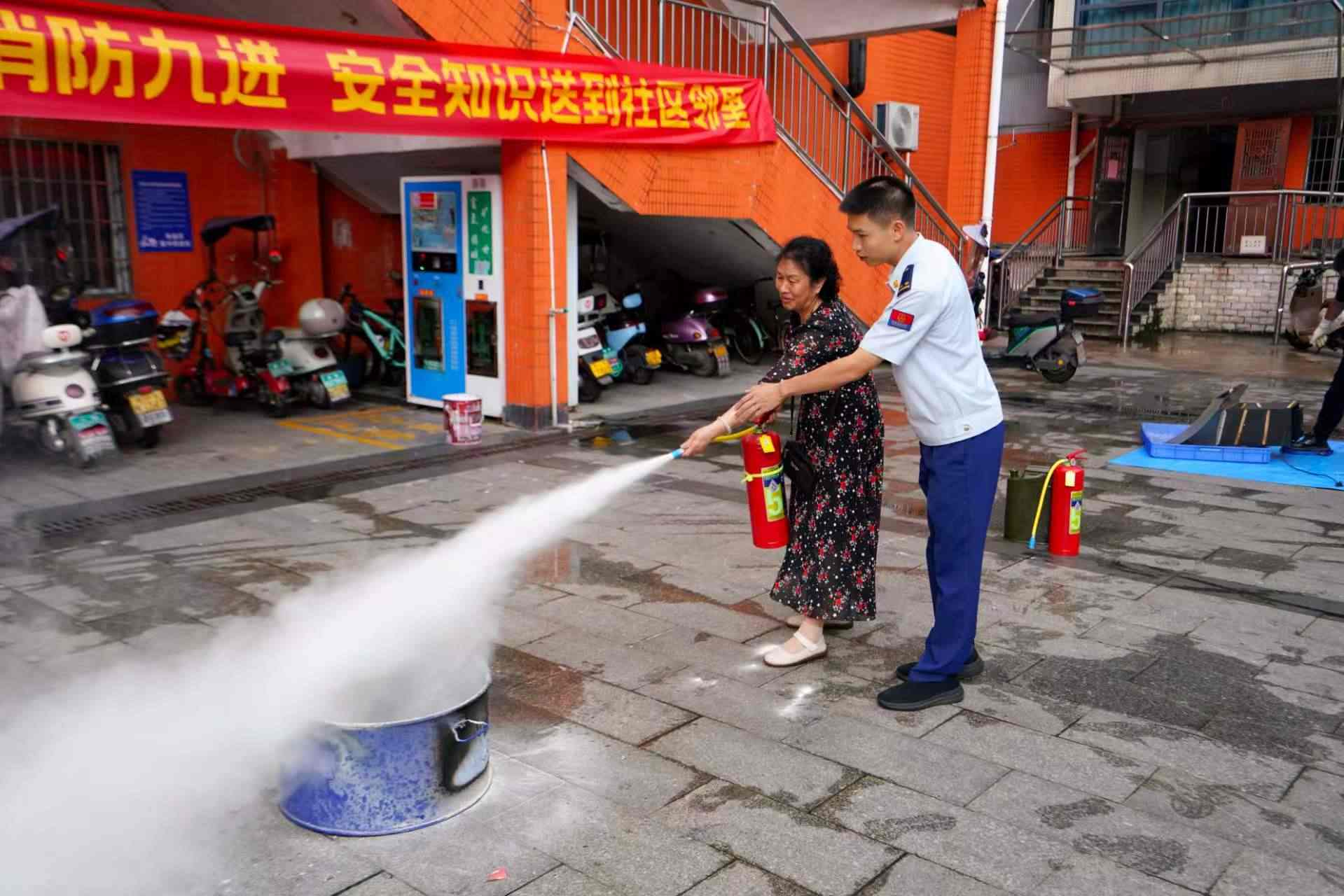 居民轮流上手实操体验（单位供图）