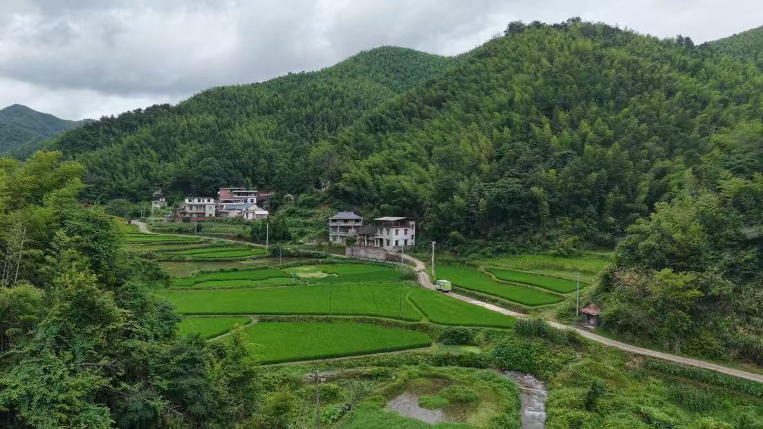 东安县流动供销服务车正行驶在山区道路上。邓志宇摄