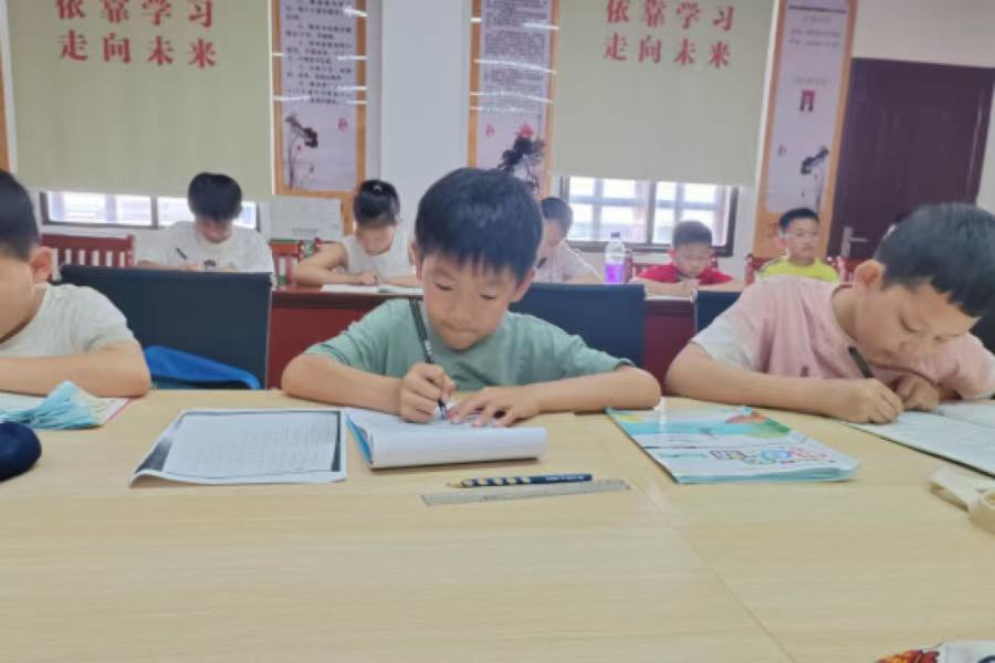 孩子们在党群服务中心学习。受访单位供图