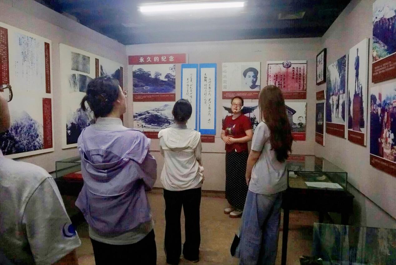 实践团成员在黄公略故居内仔细研读史料。单位供图