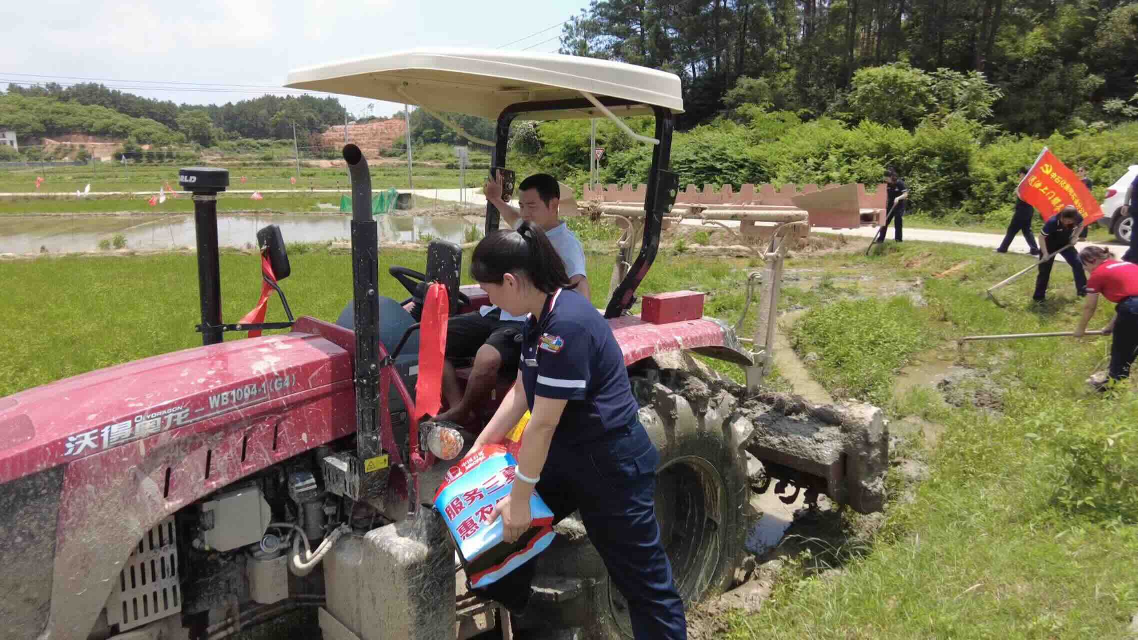 送油小分队“送油到田头” 单位供图