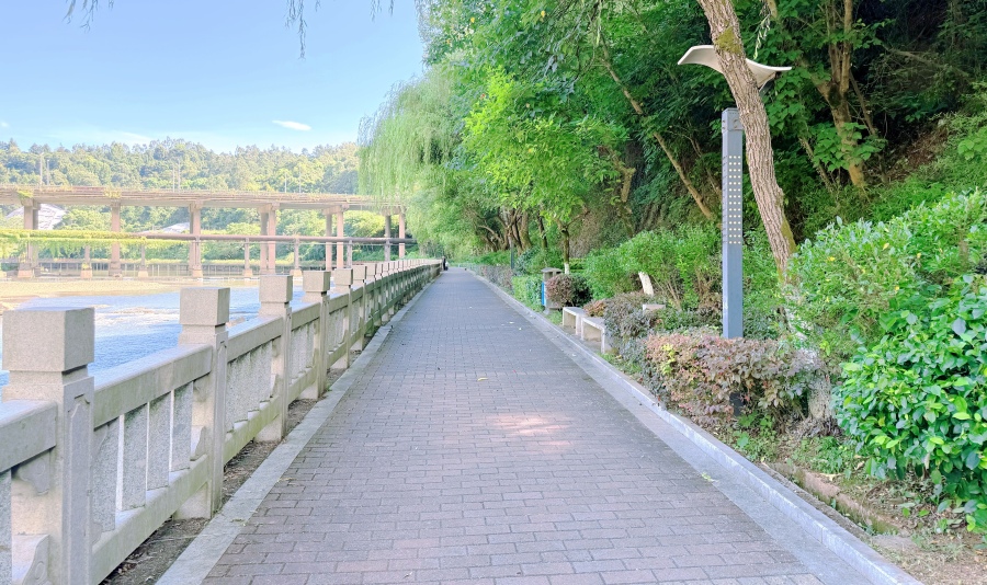 郴州市已建成的沿江步道。郴州市城市管理和综合执法局供图
