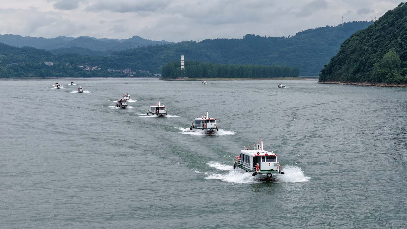 标准化客船行驶在水面上。邓浩然摄