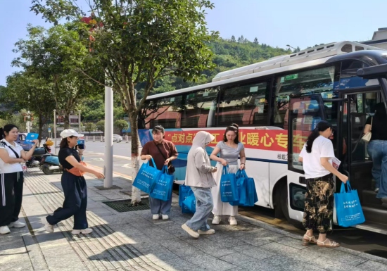 群众搭乘“就业直通车”进企业。卢春燕摄