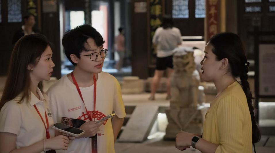 博士服务团成员采访外国游客。王志远摄