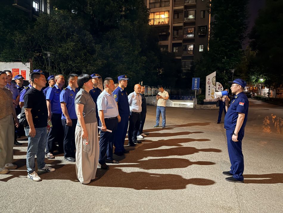 永定区消防救援局联合多部门、街道社区，抽调40人分两组突击夜查（单位供图）