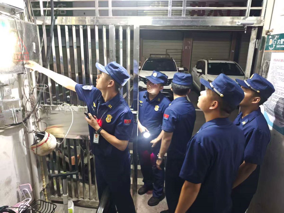 慈利县消防、住建、零阳街道成立3支检查组分片夜查（单位供图）