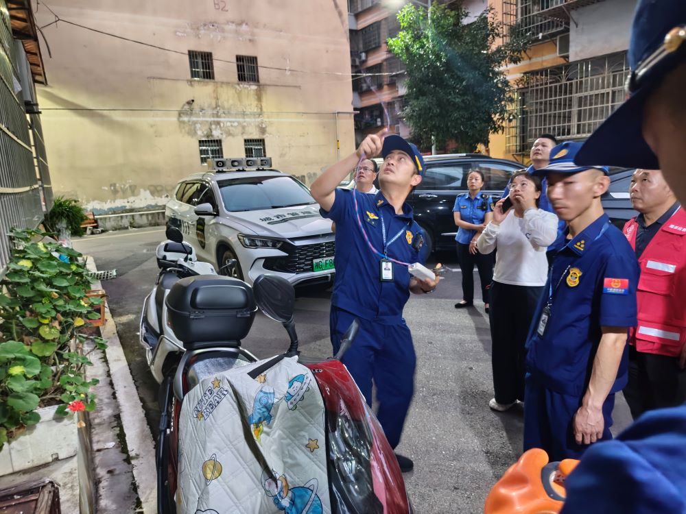 桑植县针对老旧小区电动车风险专项夜查（单位供图）