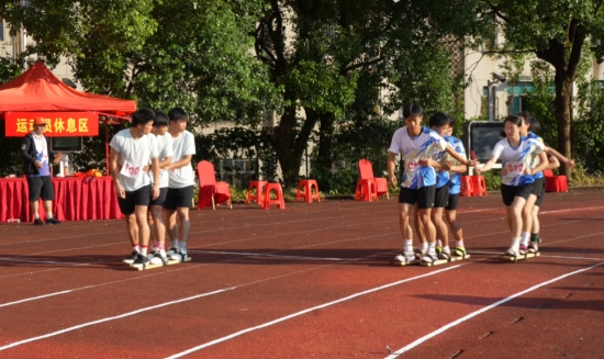 绥宁代表团的板鞋竞速队员们正在进行男女2X100米混合接力。受访单位供图