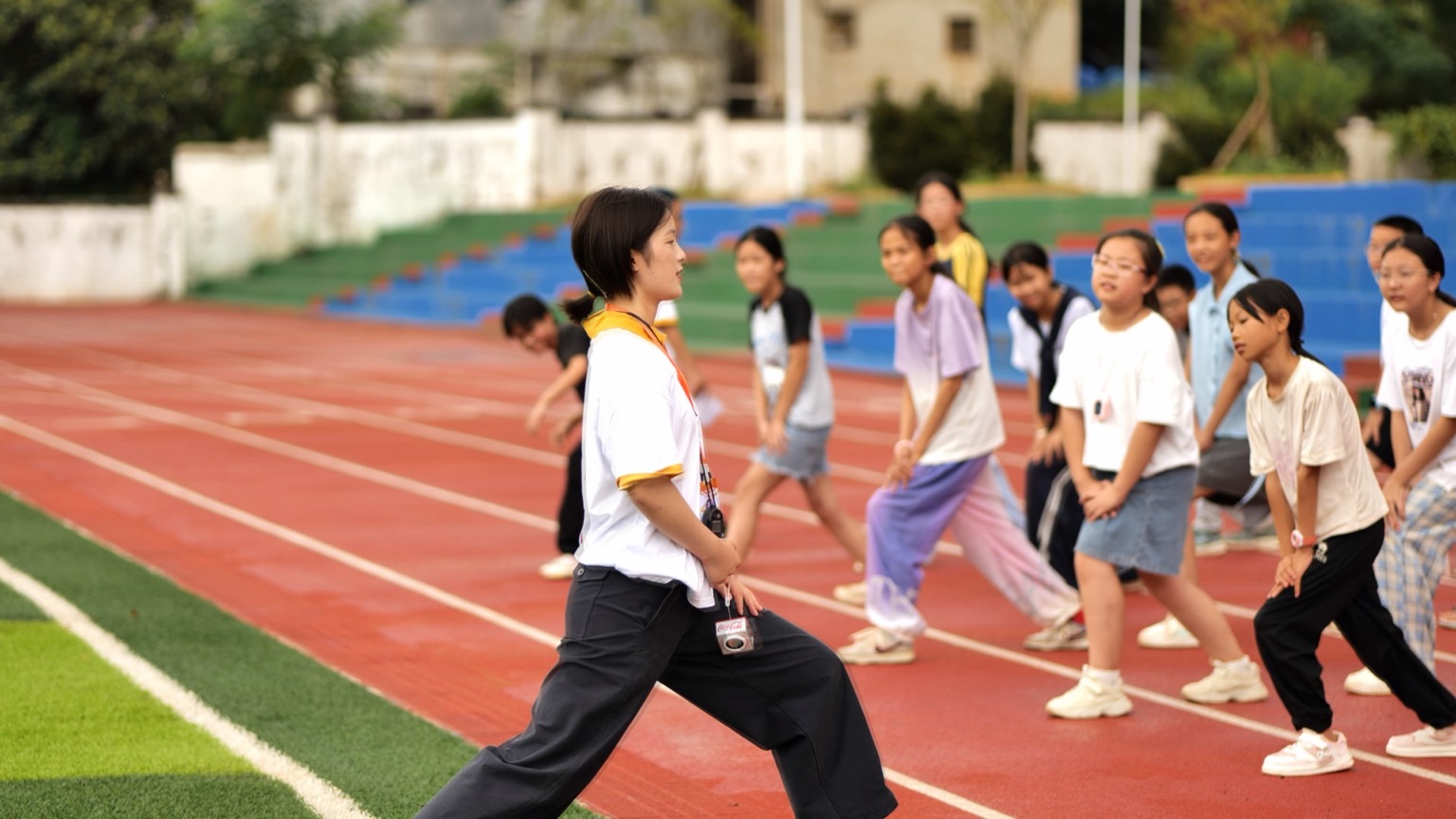 在麦市镇中心小学，志愿者带领学生做游戏。受访单位供图