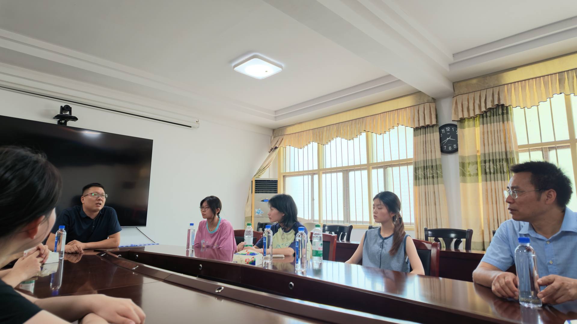 实践团成员与江华瑶族自治县有关部门工作人员就瑶药资源保护与规范发展开展访谈。实践团供图
