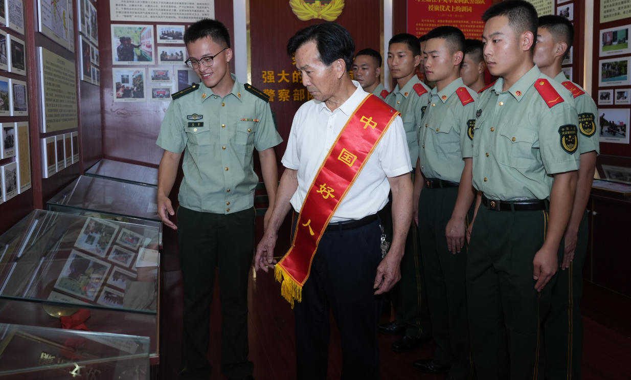彭子文应邀走进武警郴州支队营区。受访单位供图