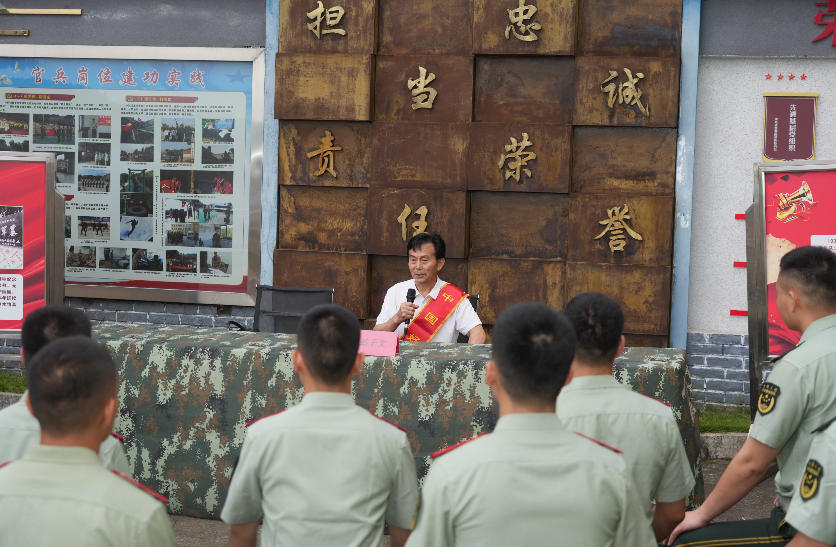 彭子文与官兵座谈交流。受访单位供图