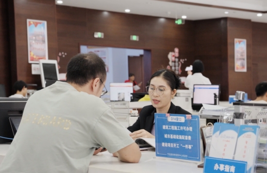 市民在寧遠縣政務服務中心窗口咨詢辦理建設項目。雷竹輝攝