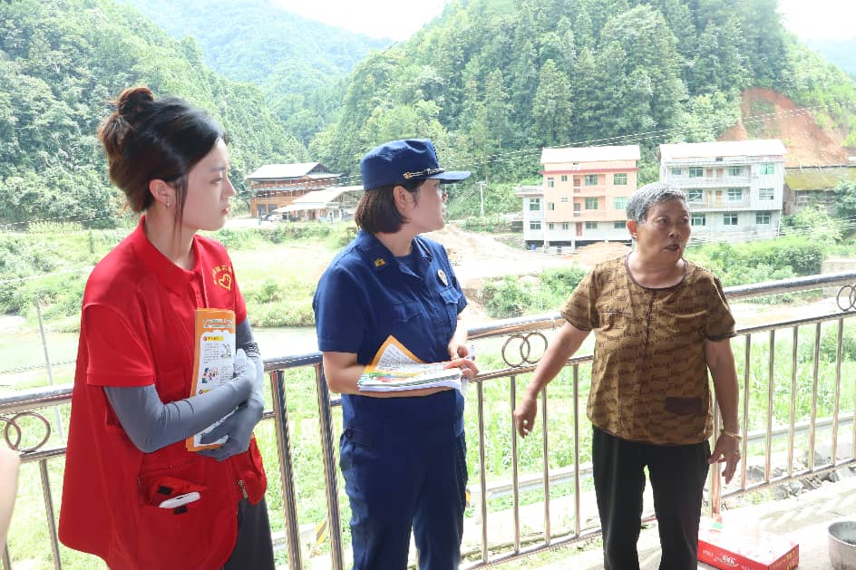 消防救援人员与大学生志愿者、村干部组成联合小组开展“敲门送平安”入户排查宣传行动（单位供图）