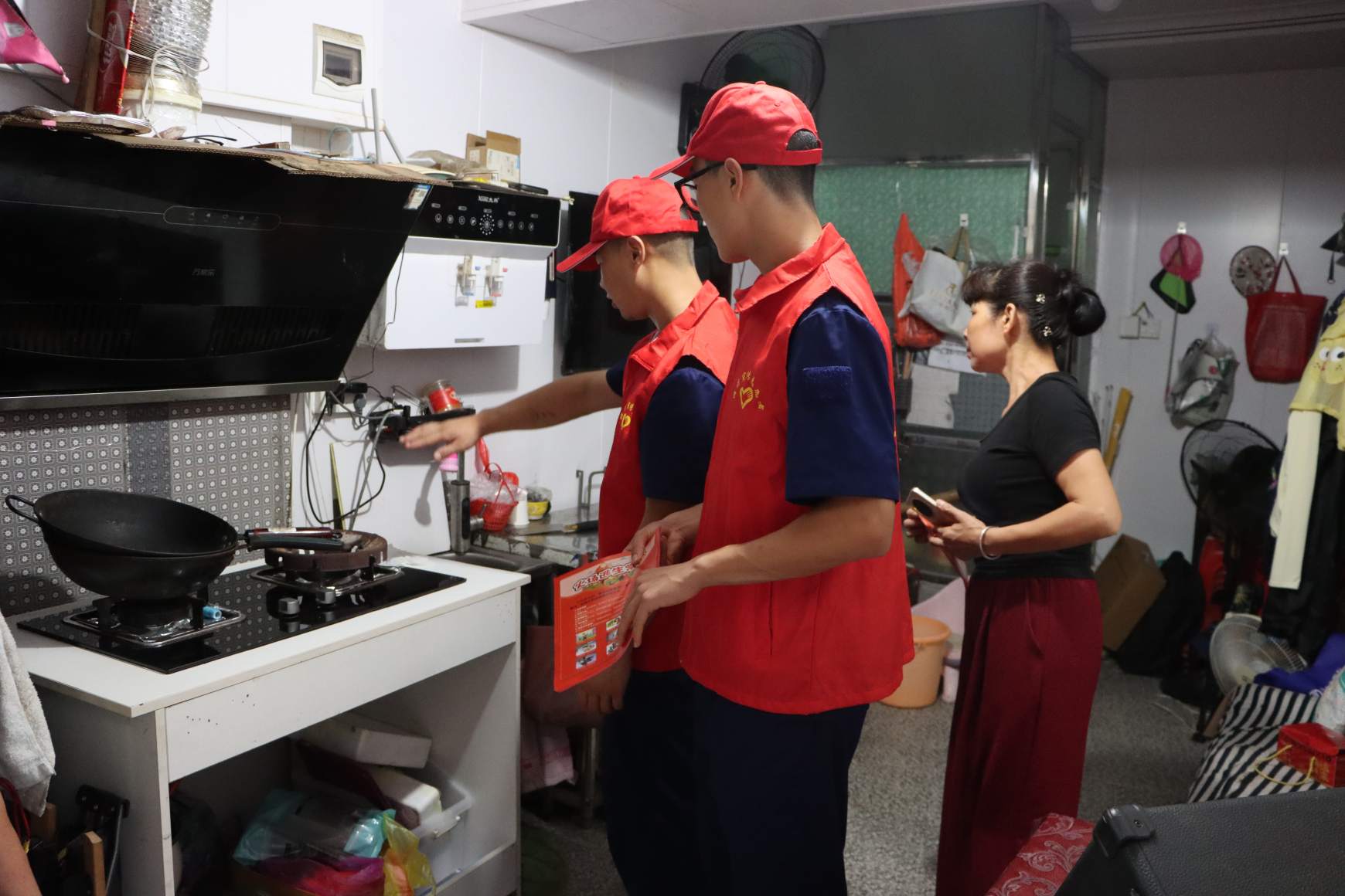 消防宣传员上门入户宣讲消防安全（单位供图）