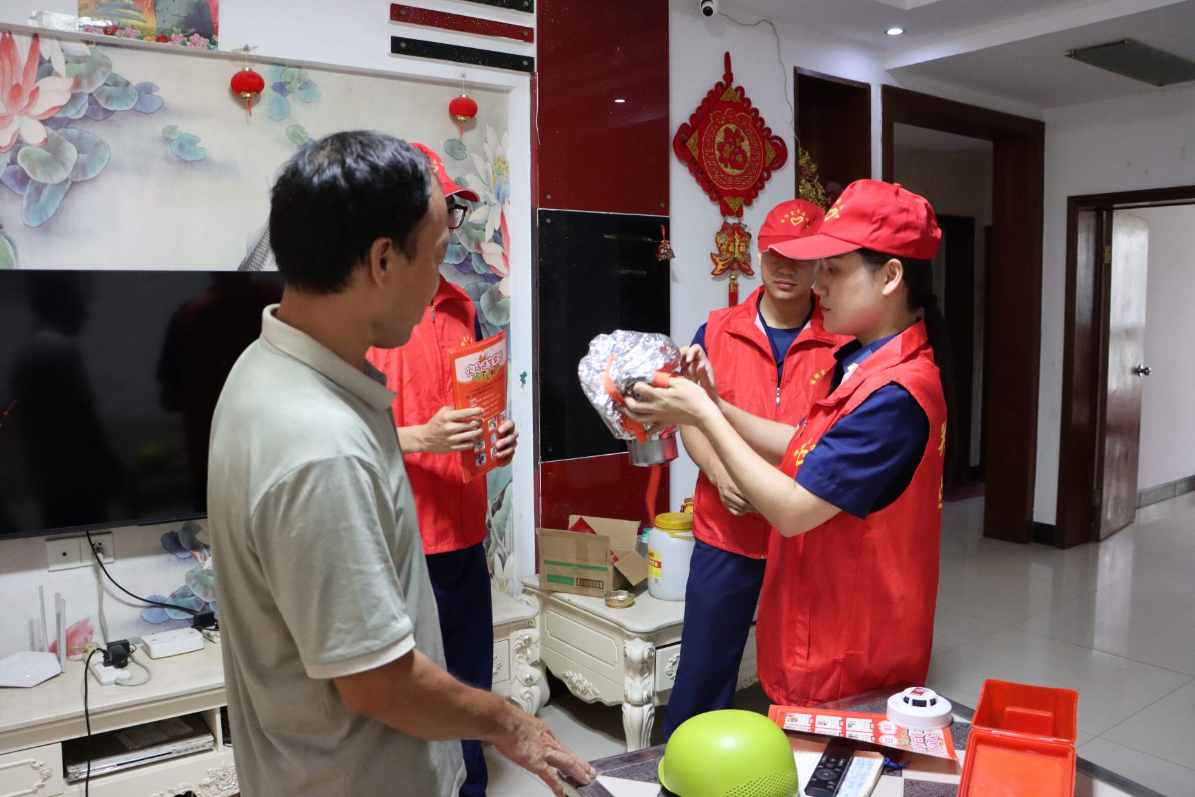 消防宣传员上门入户宣讲消防安全（单位供图）