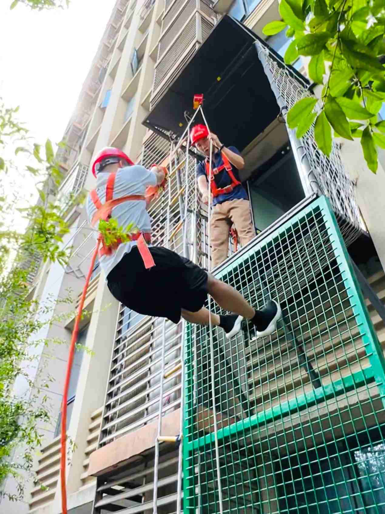 实操学习如何高楼逃生（单位供图）