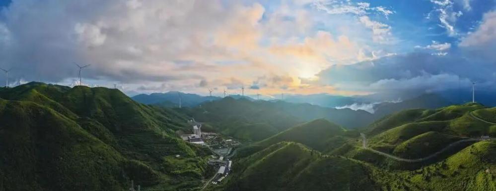 桂东县万洋山。谭绍波摄