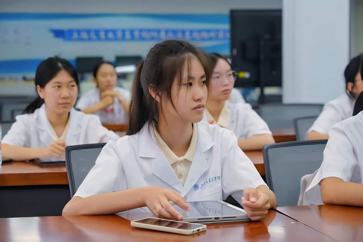 湖南中医药大学中西医临床医学九年制学生在仁济医院实训中心学习培训。单位供图