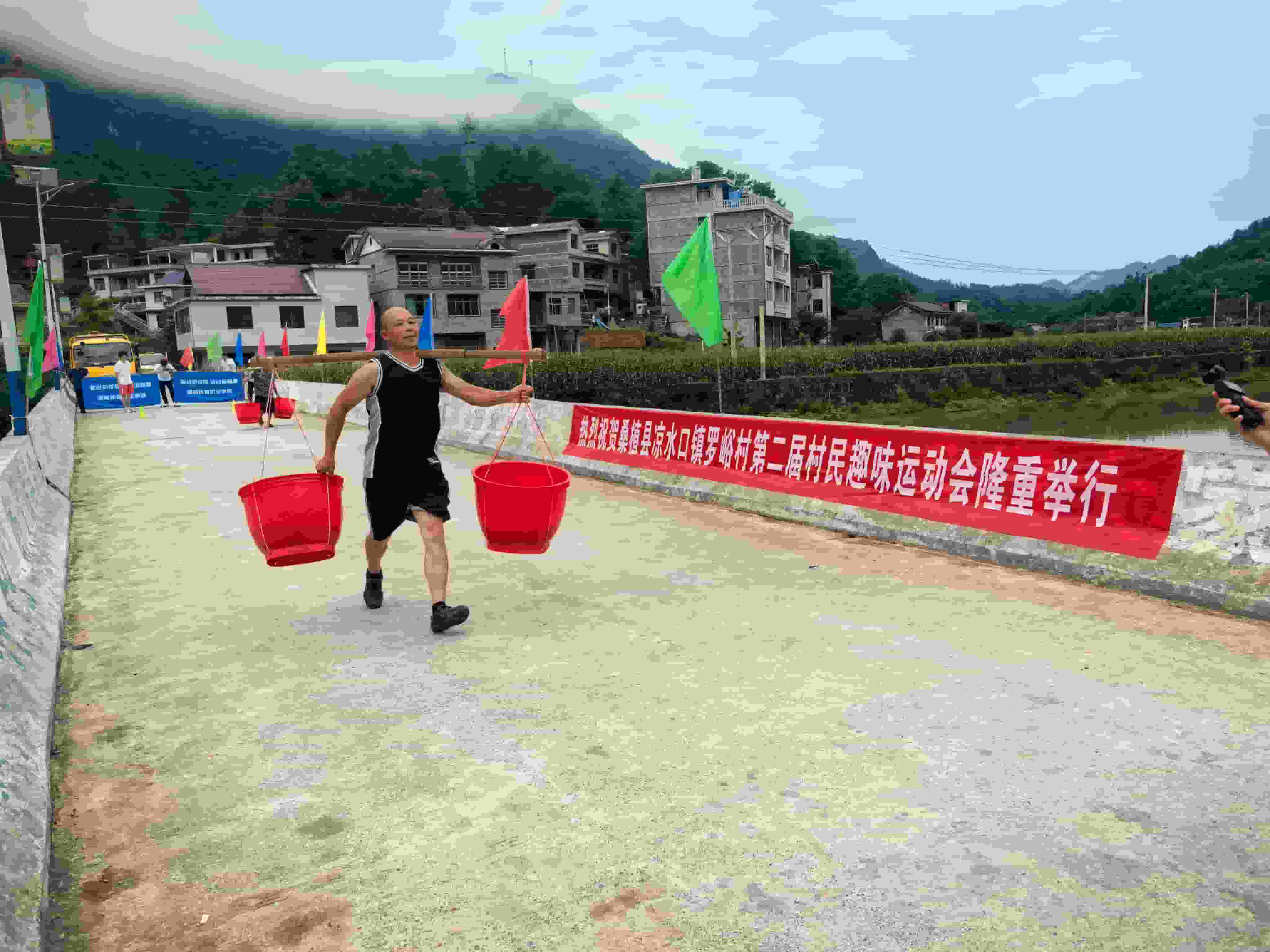 张家界罗峪村趣味运动会挑担子比赛。受访单位供图