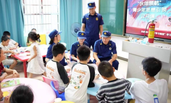 消防隊員現場教學消防知識。羅瀟攝