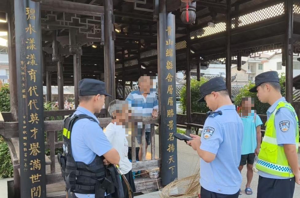 民警劝导老人。单位供图