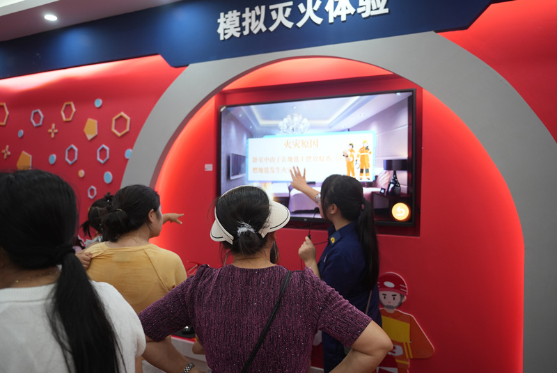 模拟灭火体验项目。受访单位供图