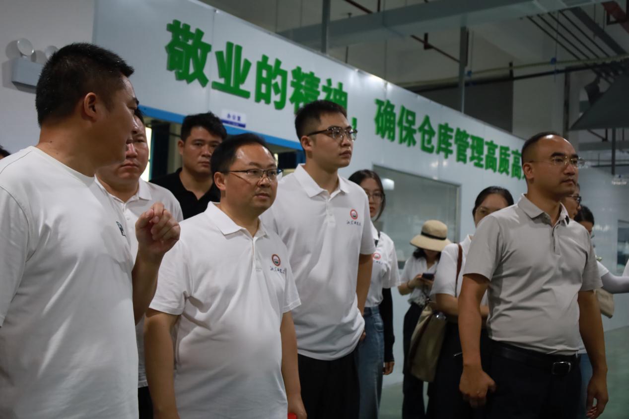 博士团在中药材专业市场进行产业调研。单位供图