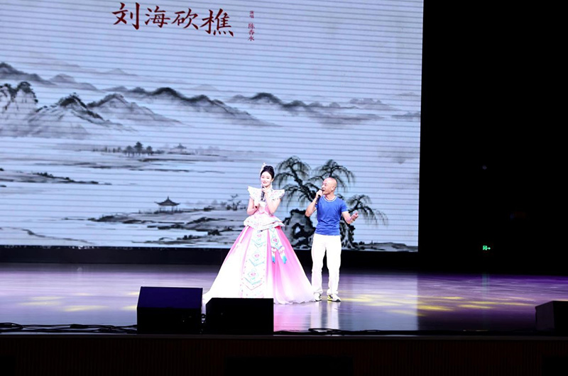 观众互动。李根摄