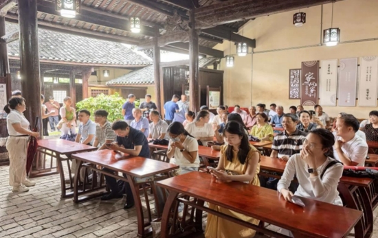 片区6个村109名党员在上甘棠村同上一堂党课。何俊喆摄