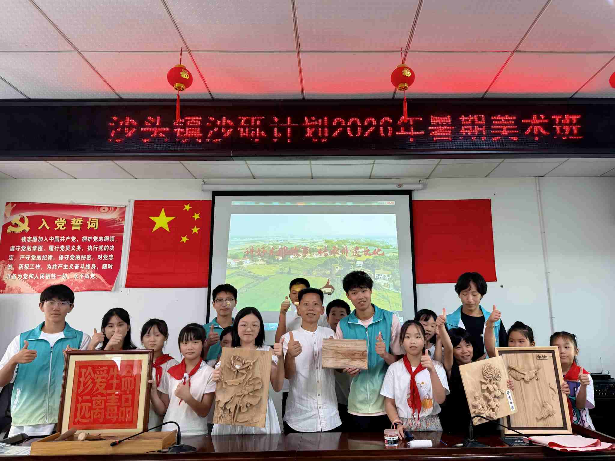 孩子們展示非遺手工作品。單位供圖