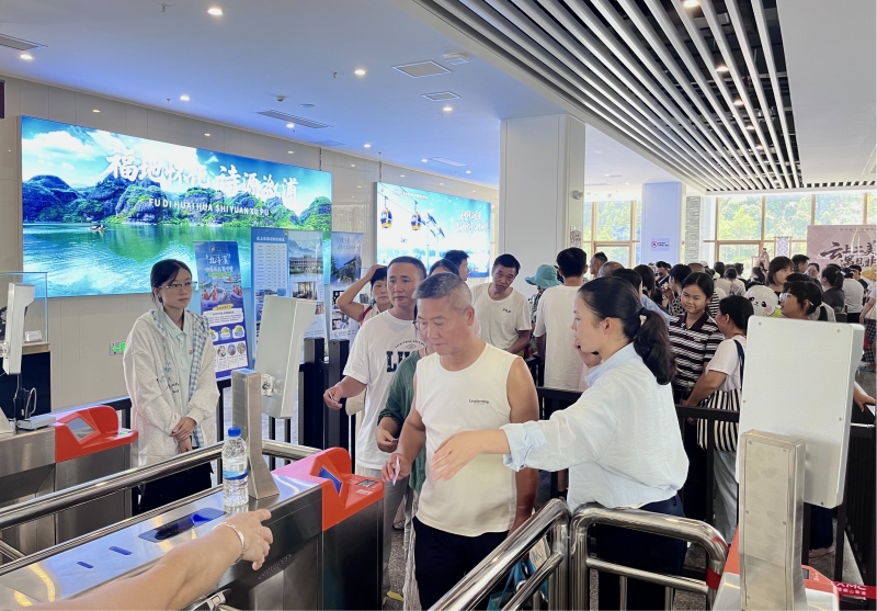 游客排队乘坐索道。单位供图