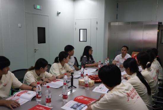 “湘亲乡爱”师生团队与麻辣王子负责人交流特色产业品牌文化建设。受访单位供图