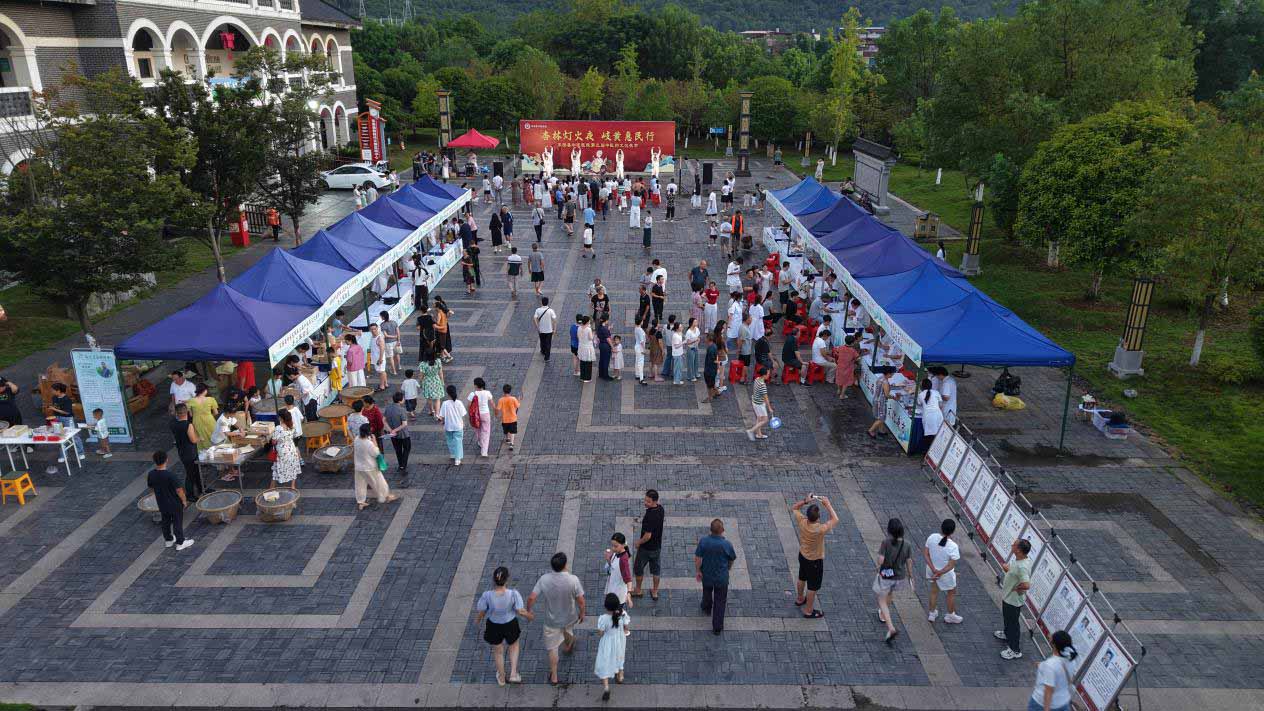 中医夜市现场。唐游光摄