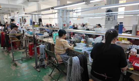 工人在數據線生產流水線有序作業。朱婷攝