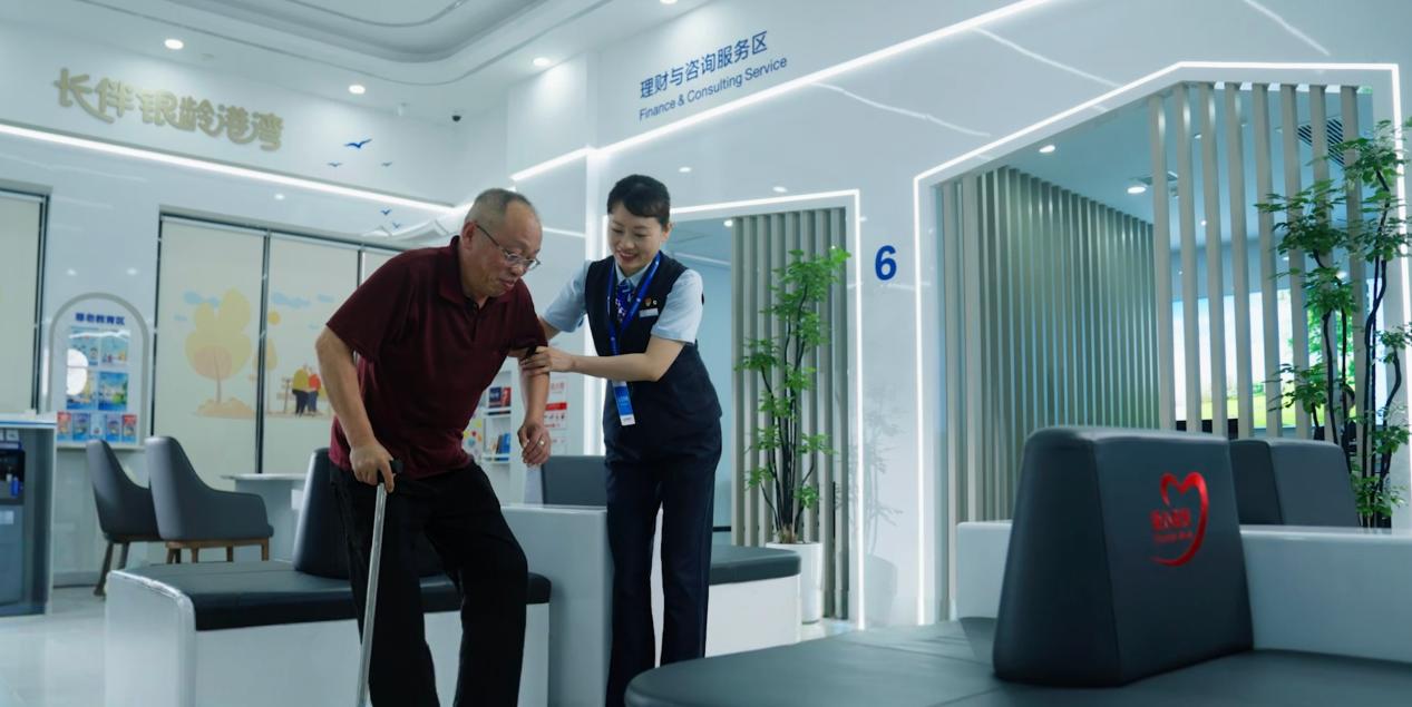 工作人员搀扶老年客户。单位供图